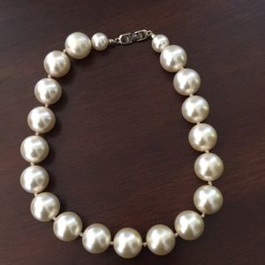 Pearl choker neckless.